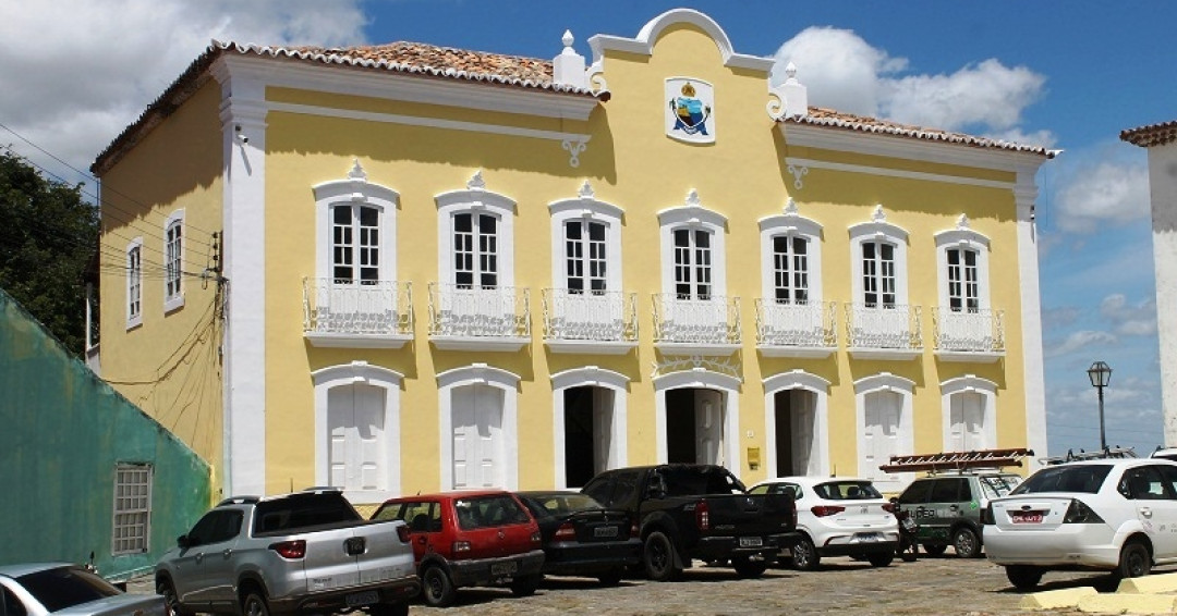 Prefeito Ronaldo Lopes anuncia reajuste de 12% para servidores da educação em Penedo