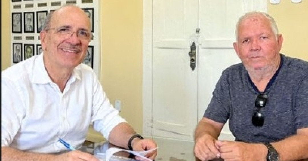 Prefeito Ronaldo Lopes assina convênio para fortalecer a Sociedade Musical Penedense