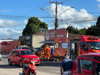 Queda de moto deixa uma vítima com escoriações na Cândido Toledo, em Penedo