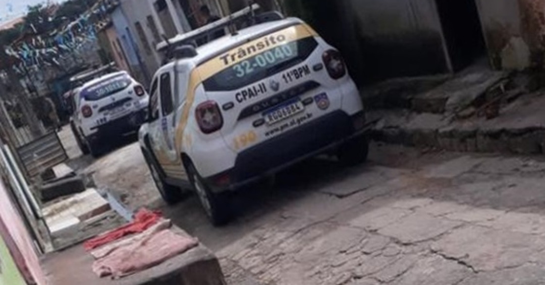 Com apoio do tático aéreo, Polícia Militar deflagra operação no Centro de Penedo