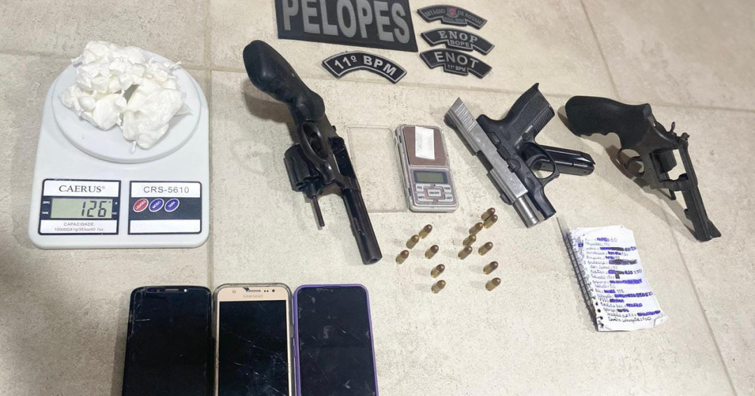 Mais de R$ 6 mil em cocaína, armas e munições foram apreendidas durante operação em Penedo