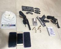 Mais de R$ 6 mil em cocaína, armas e munições foram apreendidas durante operação em Penedo