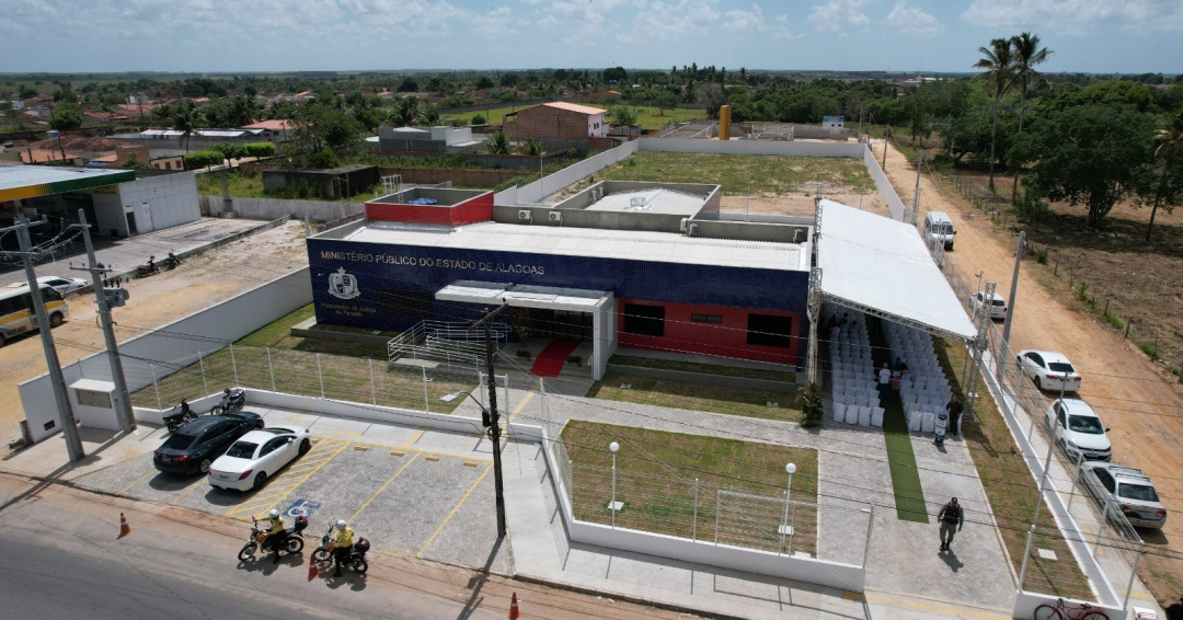 Jovem é encaminhado à delegacia após estacionar ônibus irregularmente bloqueando acesso ao MP de Penedo