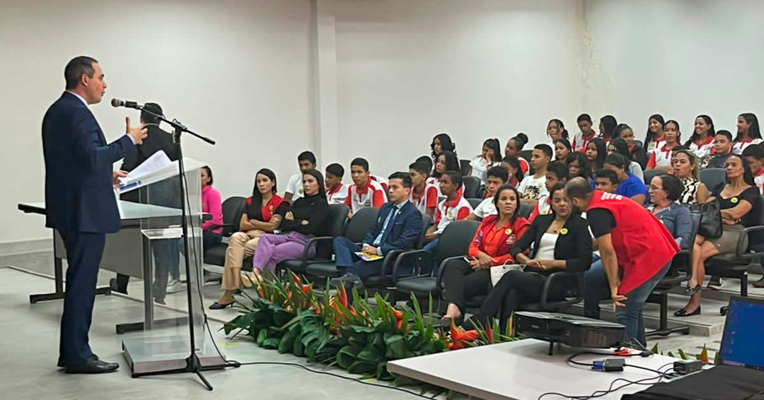 Juiz, delegado e promotor de Justiça realizam palestra sobre violência contra a mulher, em Penedo