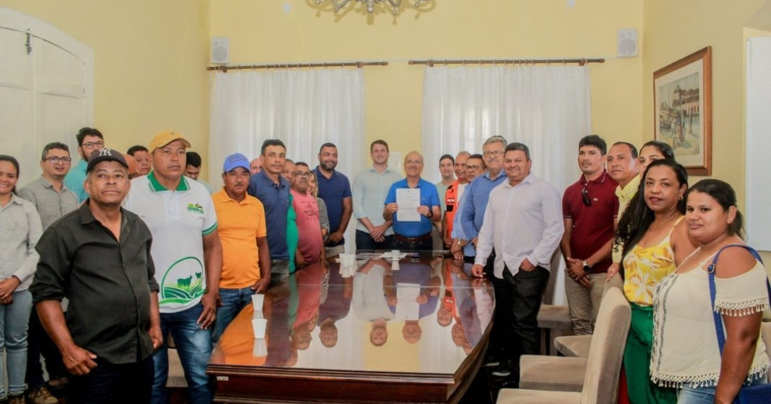 Ronaldo Lopes assina ordens de serviço para construir nova ponte e recuperar escola da Ponta Mofina