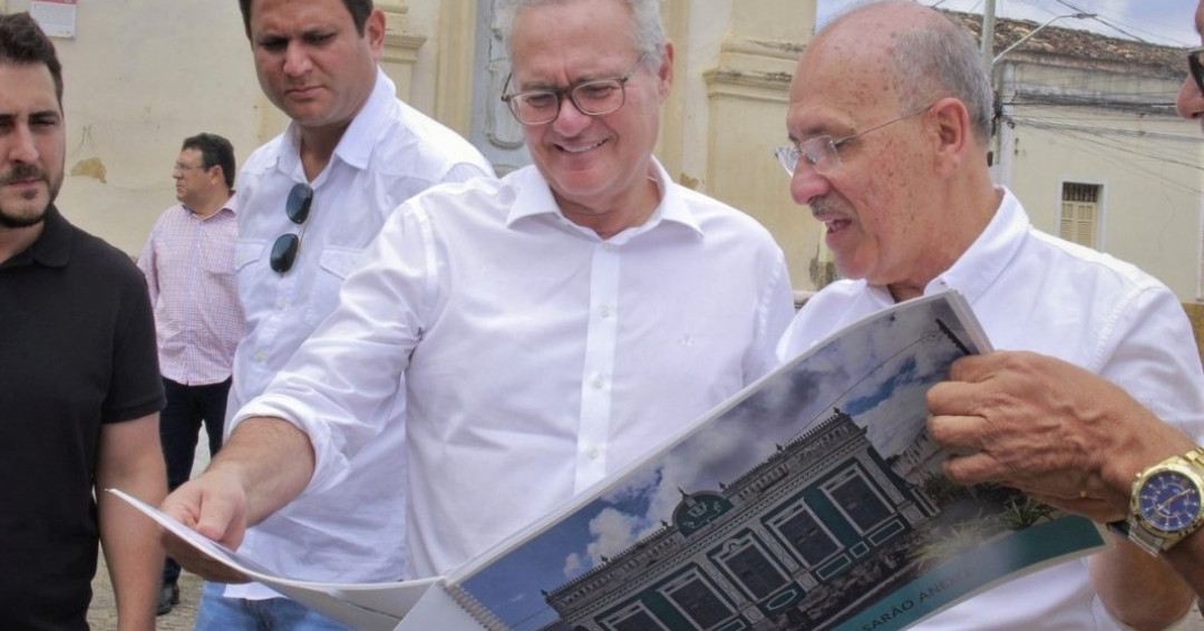 Ronaldo Lopes apresenta projetos e reivindicações de Penedo ao senador Renan Calheiros