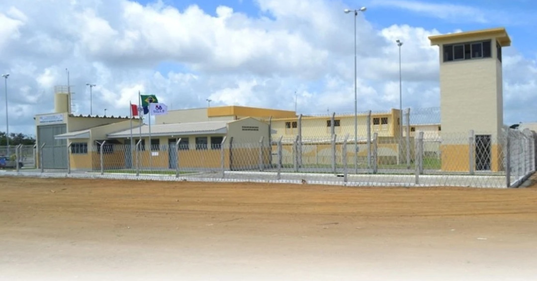 Policiais penais prendem mulher que tentou entrar com droga no Presídio do Agreste