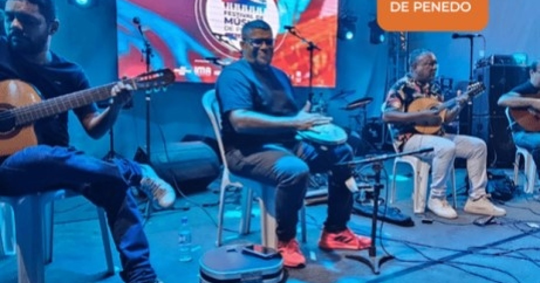 Cortejo pelas ruas históricas de Penedo marca 4ª noite de Festival com muita música brasileira