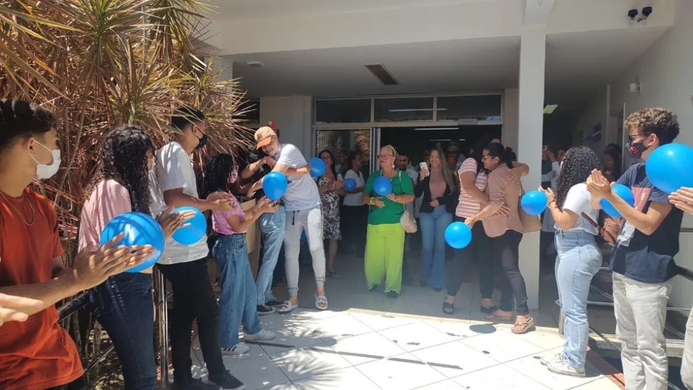 Após lutar contra câncer, adolescente de Penedo finaliza tratamento e ganha festa surpresa em Maceió