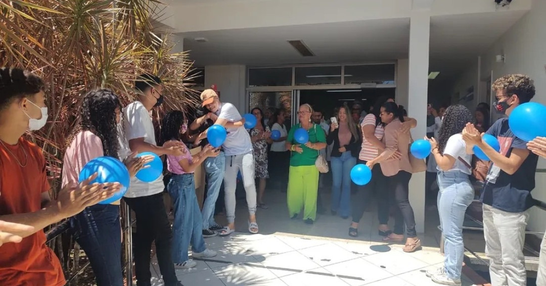 Após lutar contra câncer, adolescente de Penedo finaliza tratamento e ganha festa surpresa em Maceió
