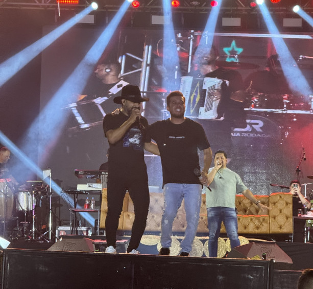 2ª noite da festa de Bom Jesus de Penedo é encerrada com grande show do Projeto À Vontade