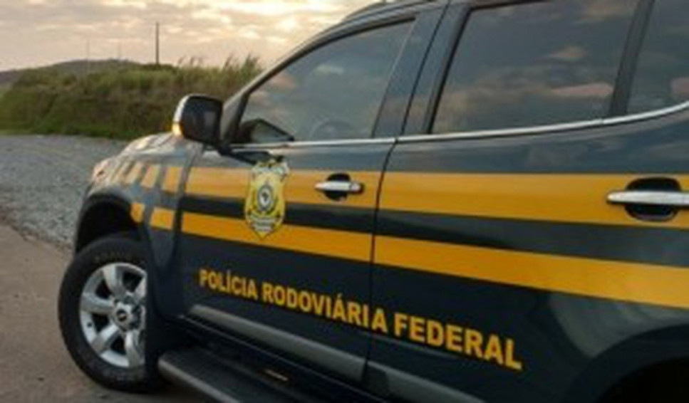 Homem é preso e encaminhado à delegacia de Penedo após ser flagrado com arma de fogo e tentar subornar policiais