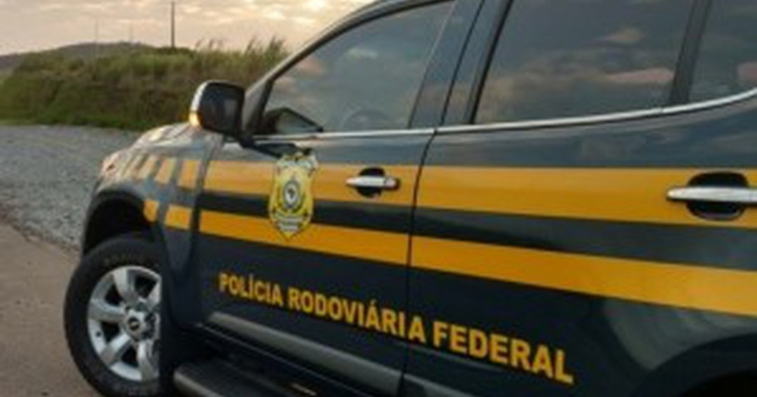 Homem é preso e encaminhado à delegacia de Penedo após ser flagrado com arma de fogo e tentar subornar policiais