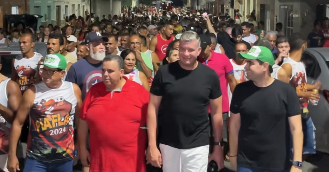 “Pia Fla” arrasta multidão pelas ruas de Piaçabuçu e se consolida como um dos maiores blocos da região