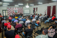 Prefeito em exercício João Lucas recebe representantes de associação de moradores e de agricultores