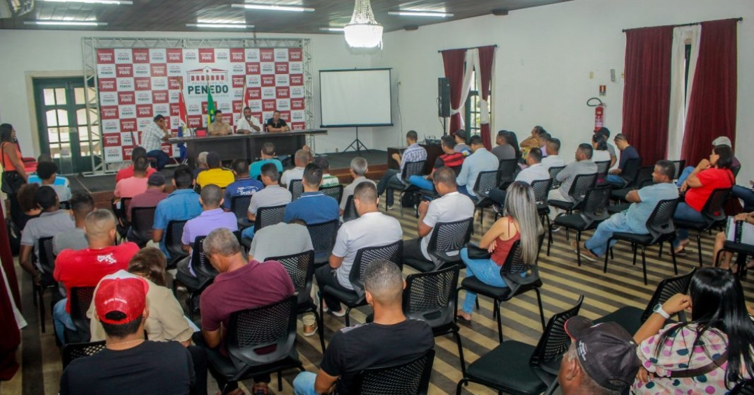 Prefeito em exercício João Lucas recebe representantes de associação de moradores e de agricultores