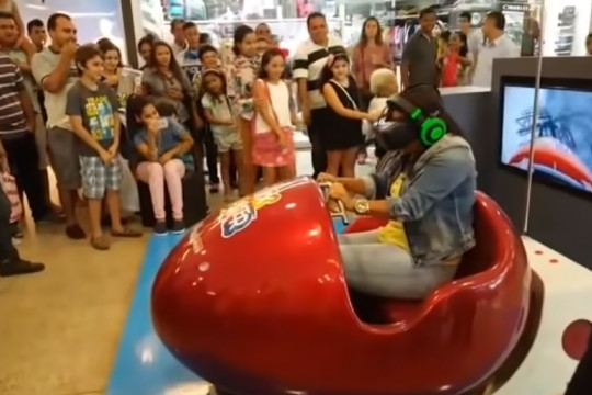 Mulher entra em pânico em simulador 3D de Montanha Russa no Maceió Shopping